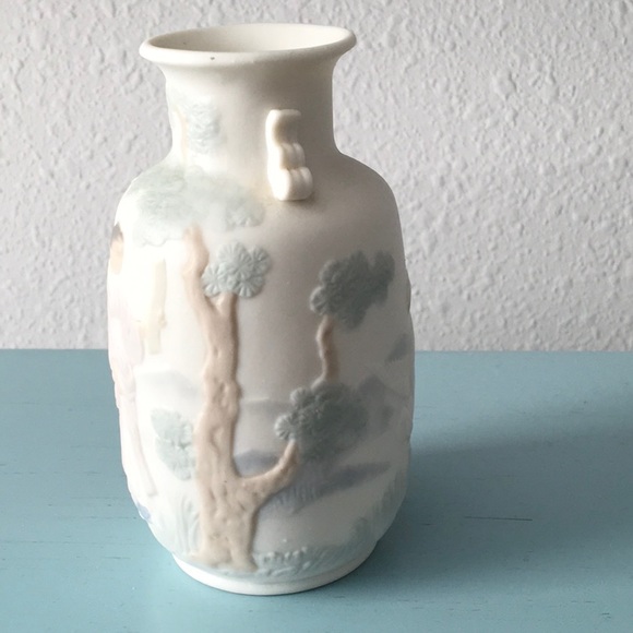 Authentic Retired Lladro Mini Tibor Japonesas Vase in Perfect Condition, 4” tall - Picture 2 of 9